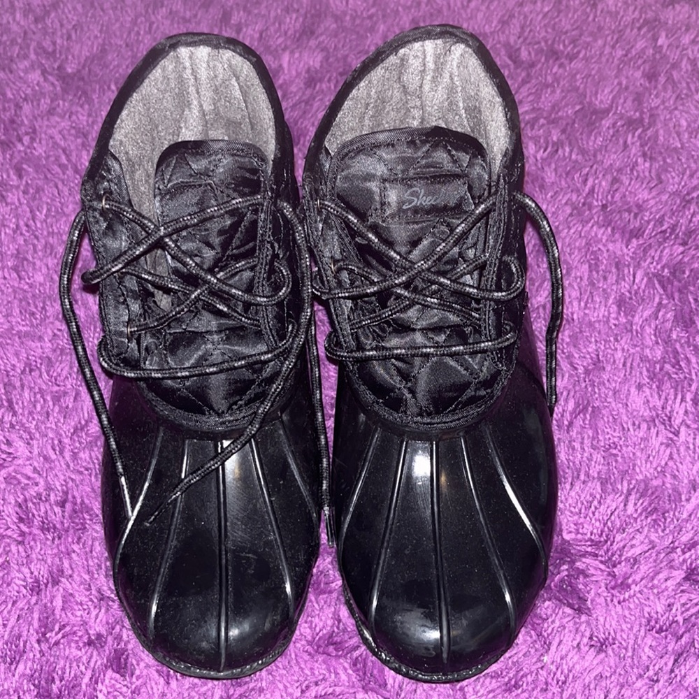 Black snowboots